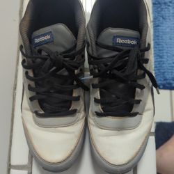 Youth Size 5 Reeboiks In Good Condition