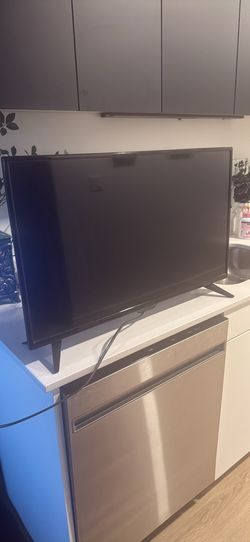 Insignia 32 inch LED TV