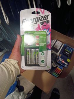 Energizer AA/AAA Battery Charger with Batteries
