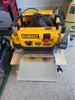 DeWalt 13” Thickness Planer – Helical Cutterhead – Digital Readout – Lift Cart