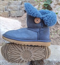 Womens 8 Navy Blue UGG  Warm Sheepskin Boots