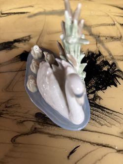 Lladro Follow Me #5722 Swan with Ducklings Figurine