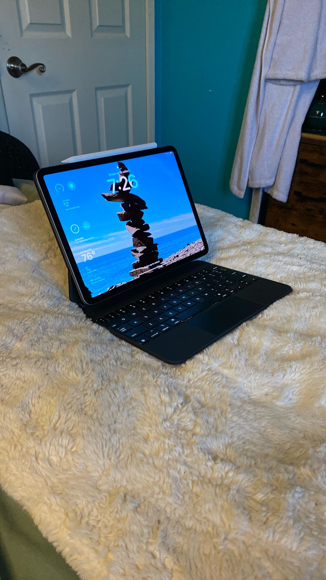 Grey iPad Pro 11-inch (256 GB) + Magic Keyboard + Apple Pencil