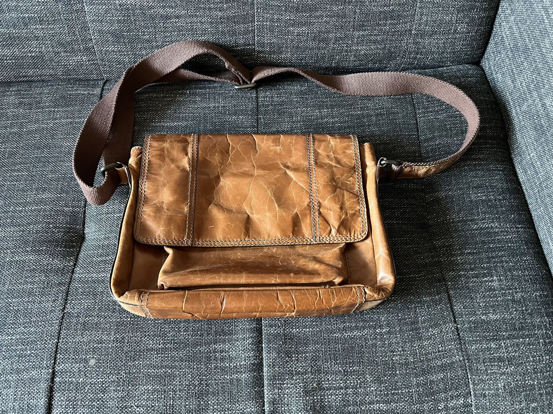 Beautiful leather Fossil messenger bag!