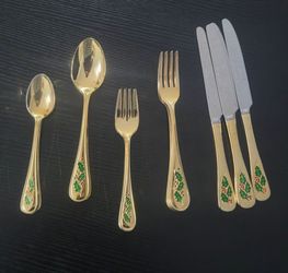 Vintage Holly Berry gold-tone 20 Piece Flatware Set