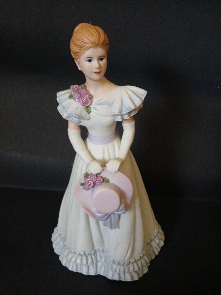 Vintage 1999 Home Interiors "Elizabeth" Porcelain Figurine (14061-99) 8" tall