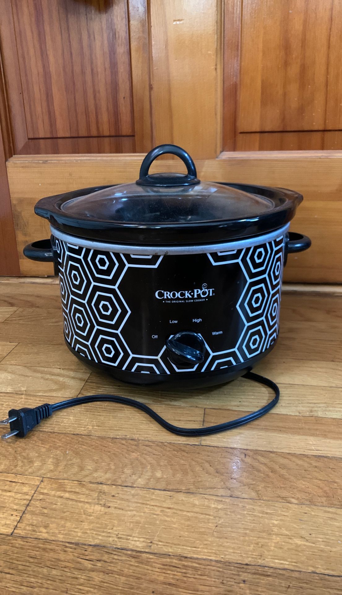 Crock pot slow cooker 4.5 qt w/ cookbook
