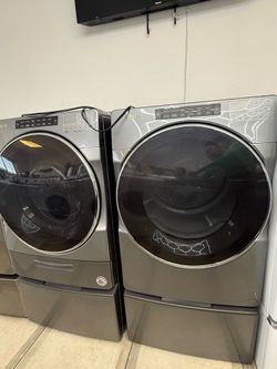Whirlpool front load washer and gas dryer set