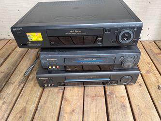 Three nonworking vintage VCRVHS