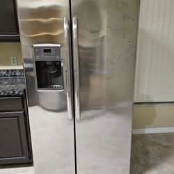 General ELECTRIC REFRIGERATOR, WORKS PERFECTLY 