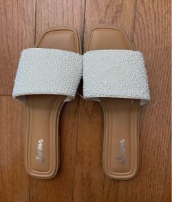 Women’s flat sandals 8.5M