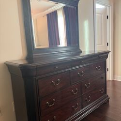 🌟 Elegant Solid Wood Dresser with Mirror – Classic Look!