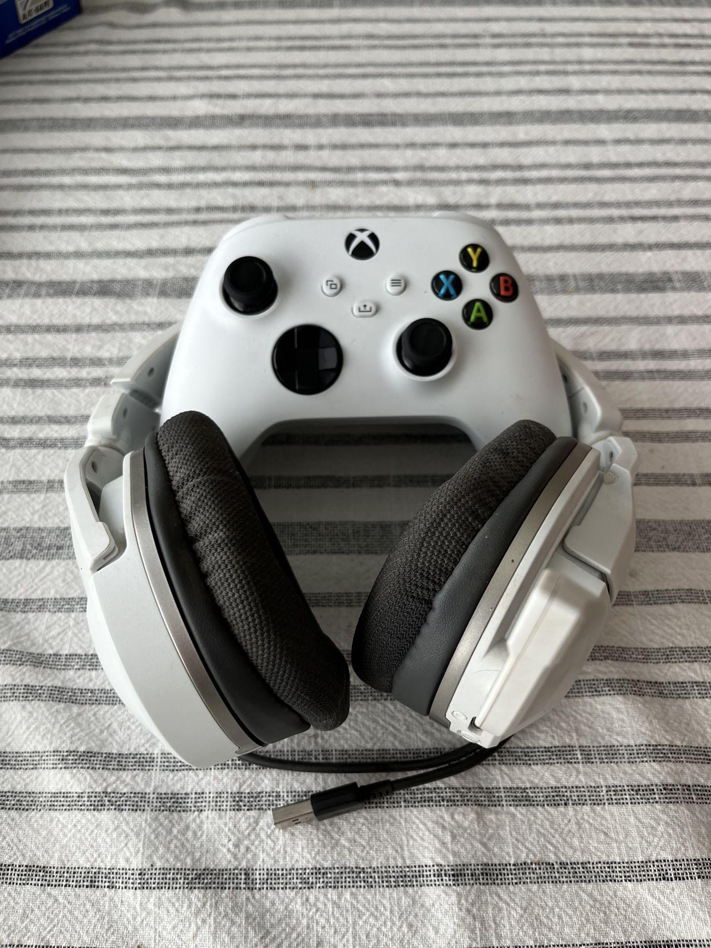 Xbox Series X or S Remote With Turtle Beach Headset and USB cable