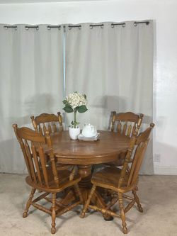 Encantador Comedor Compacto de Madera Solida y 4 Sillas