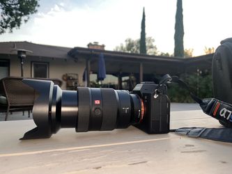 Sony FE 24-70mm f/2.8 GM lens + hood, caps and bag