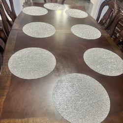 Extendable dining table (with 8chairs and 2 extra pieces to extend)