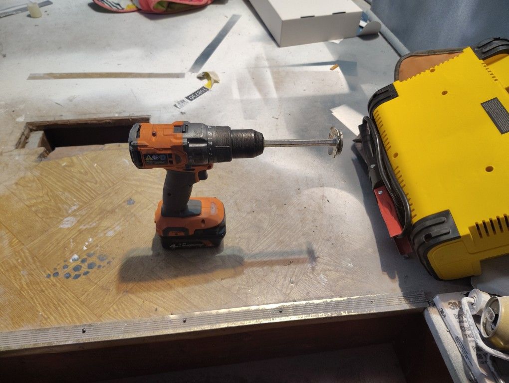 RIDGID R86001 18V Cordless 1/2" Drill / Driver W/2AH BATTERY USED