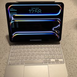 11” M4 iPad Pro W/ Magic Keyboard 