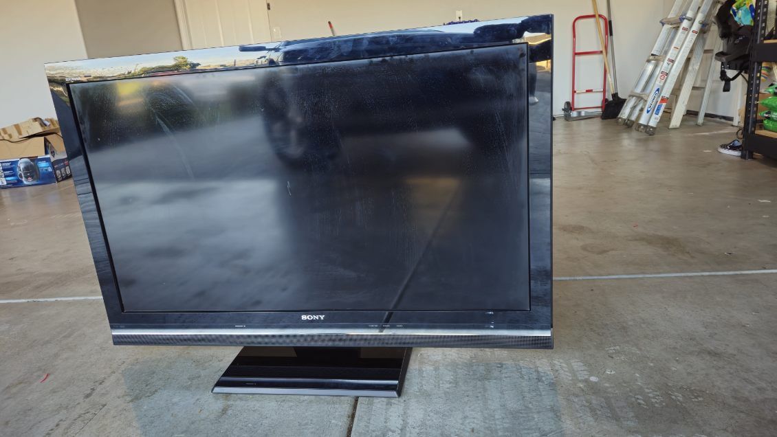 2 SONY LCD TVS