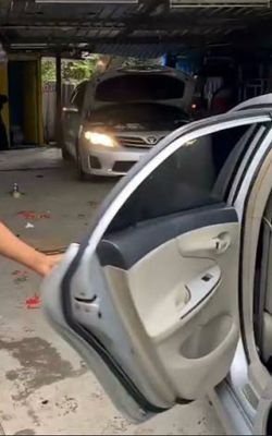 Did you forget the car key inside? Olvidaste la llave del carro adentro ?