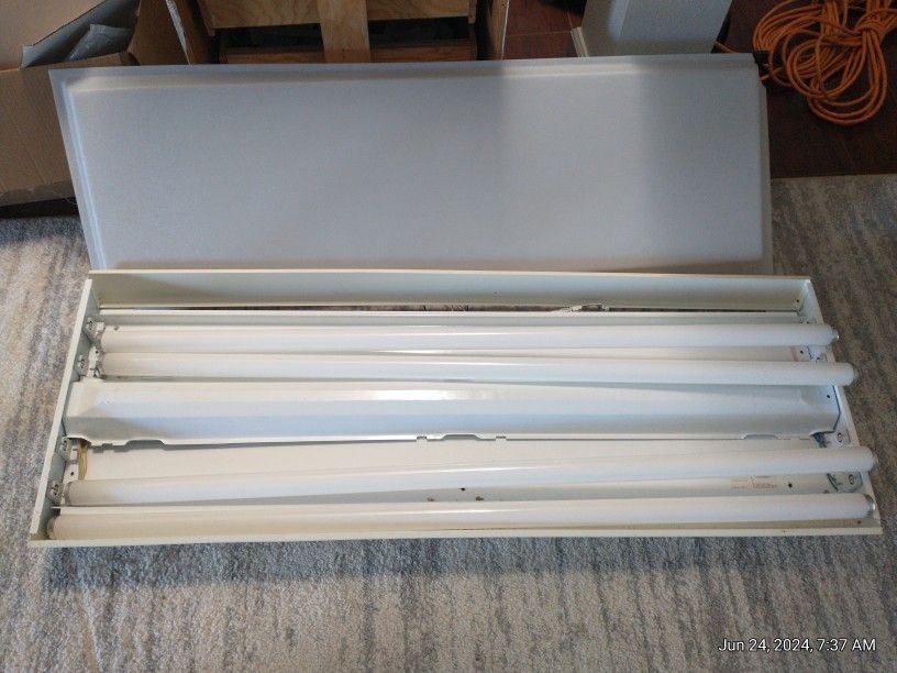 4 Fluorescent Bulb Light