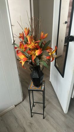 Florero Negro Con Flores Anaranjadas
