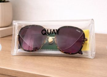 Quay Round Gradient Sunglasses – Black Frame – Case Included