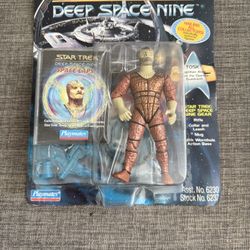New Star Trek Deep Space Nine 1995-Tosk Action Figure *Packaging Bent*