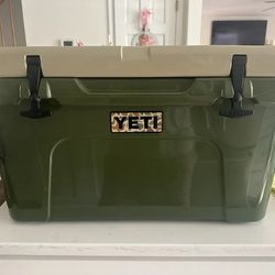 YETI TUNDRA COOLER 45 TAN CAMO 