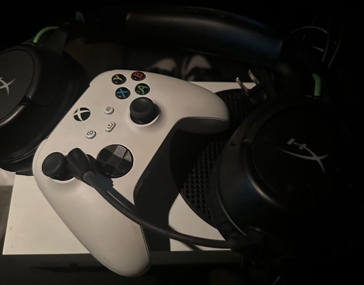 xbox series s with hyper x headphones