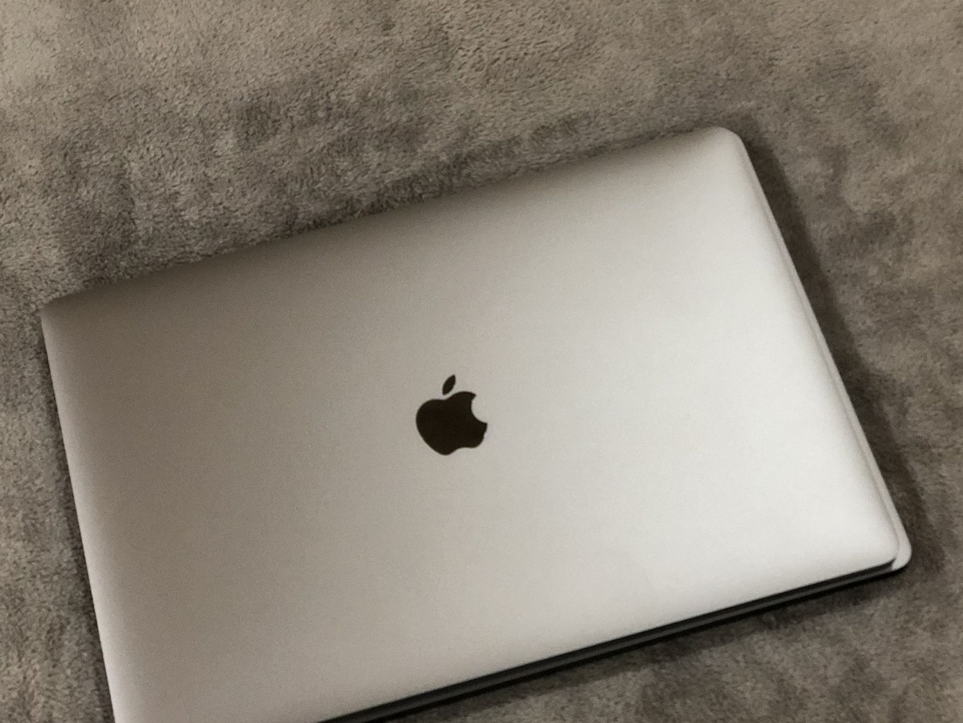 MacBook Pro 15” 2018 2.6 GHz 6-core i7, 16 GB RAM, 512 SSD