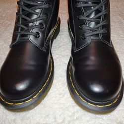 DR. MARTEENS WOMENS LEATHER LACE UP BOOTS - SALE