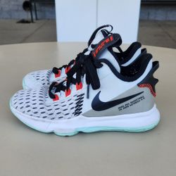 Kids Boys Size 1y 1 Y Nike LeBron Witness 5 'Pure Platinum Light Dew' basketball shoes