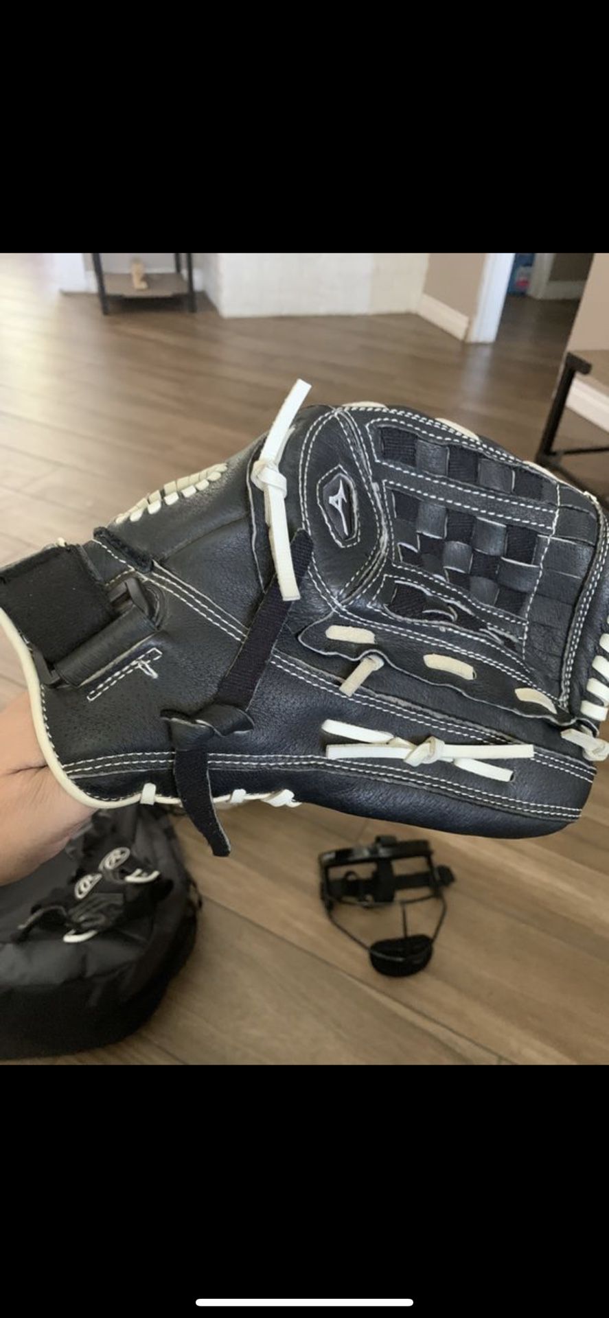 Softball fast pitch glove