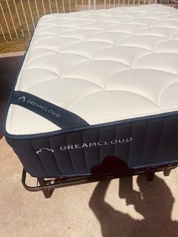 DreamCloud Classic Hybrid Mattress – Queen – Like New