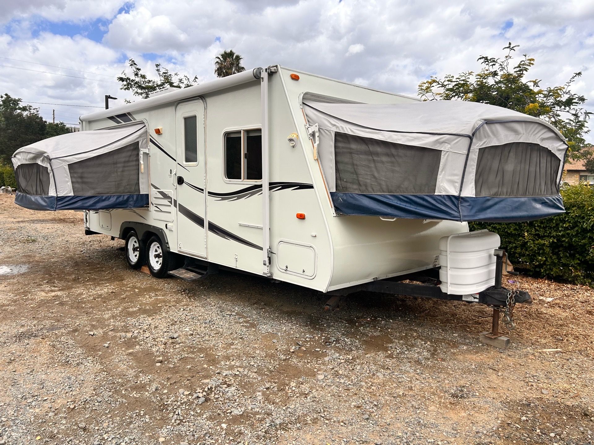 2005 Aerolite Cub by Thor 21 Ft Hybrid 3 king popouts
