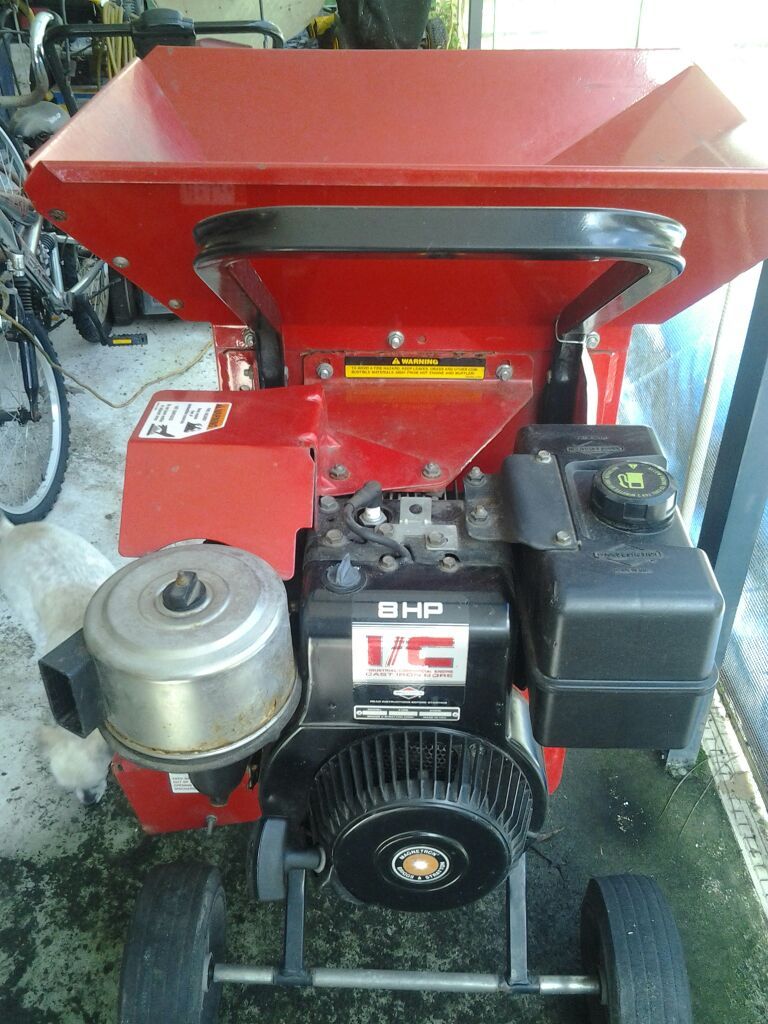 Troy Bilt super tomahawk 8hp chipper / shredder ..industrial / commercial Briggs & Stratton cast iron bore engine ..