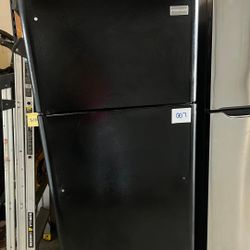 FRIGIDAIRE TOP AND BOTTOM REFRIGERATOR IN BLACK