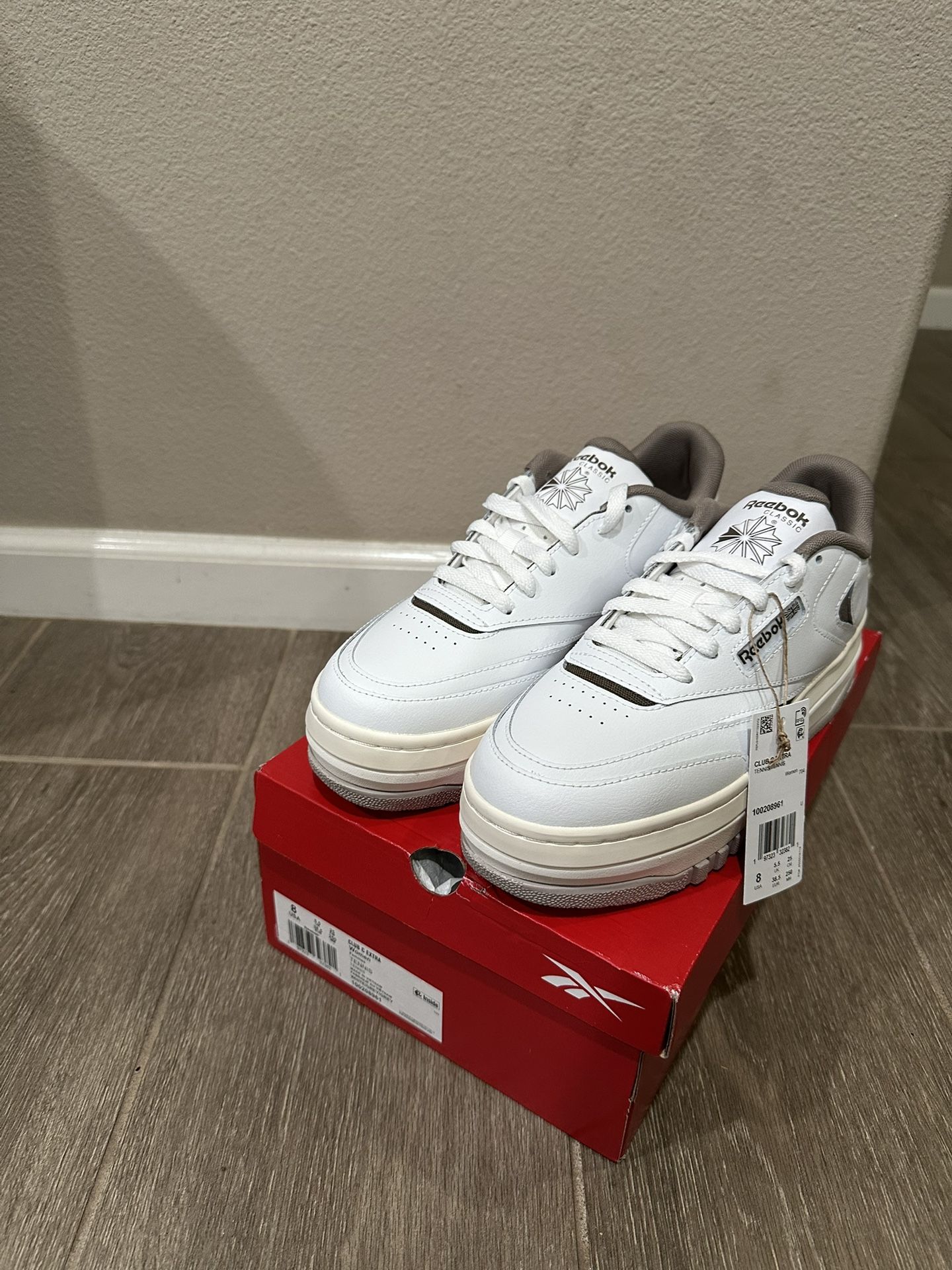 <NiB> Reebok Women’s Club C Extra Sneaker – Size 8