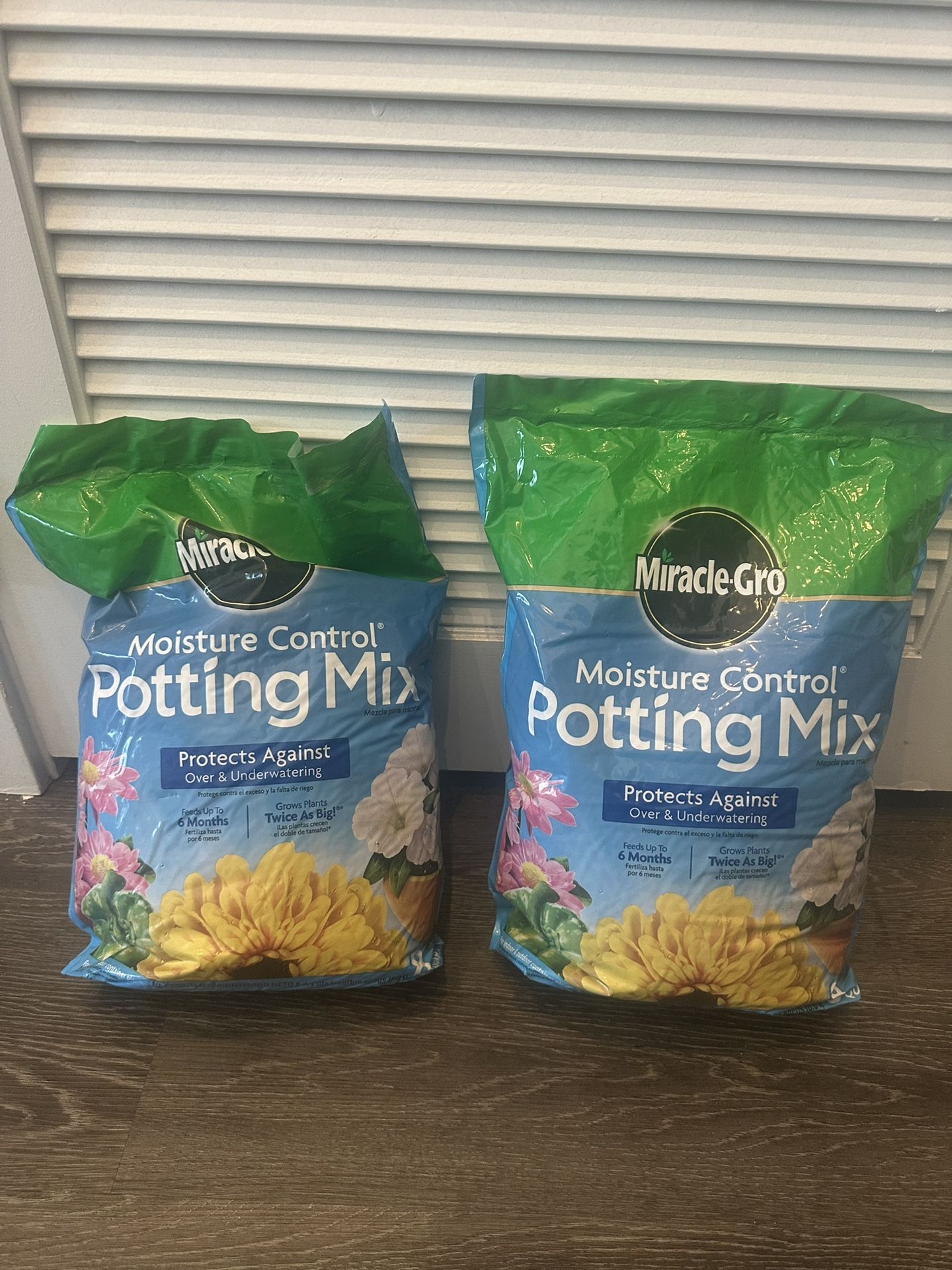 Miracle-Gro Moisture Control Potting Mix, For Container Plants, Protects against Over- and Under-Watering, 8 qt., 2-Pack