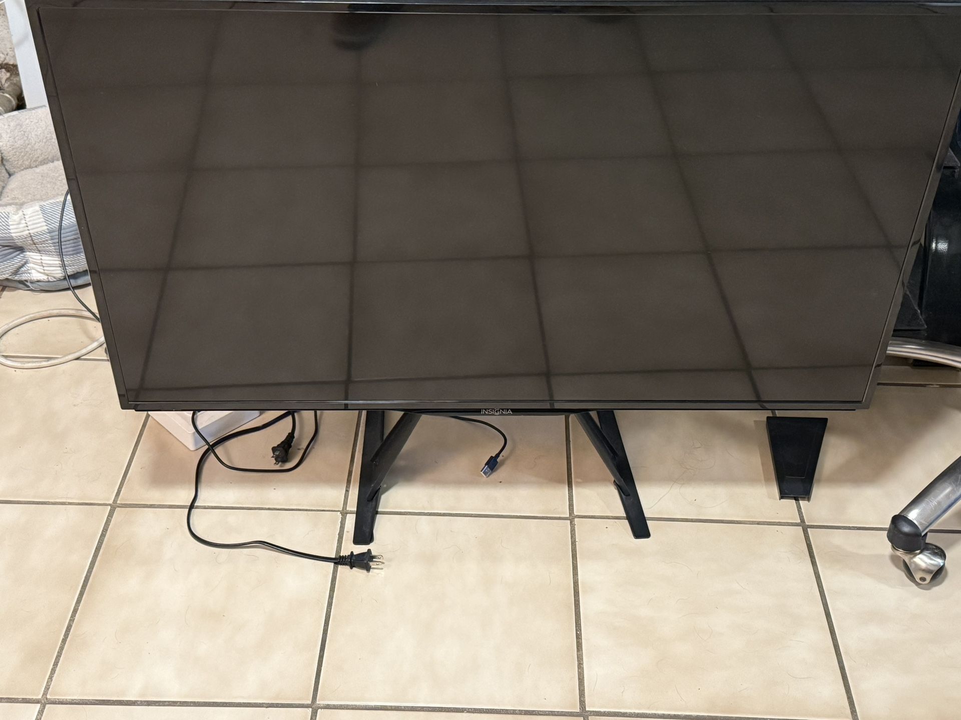 Insignia 40-inch LED-backlit LCD TV