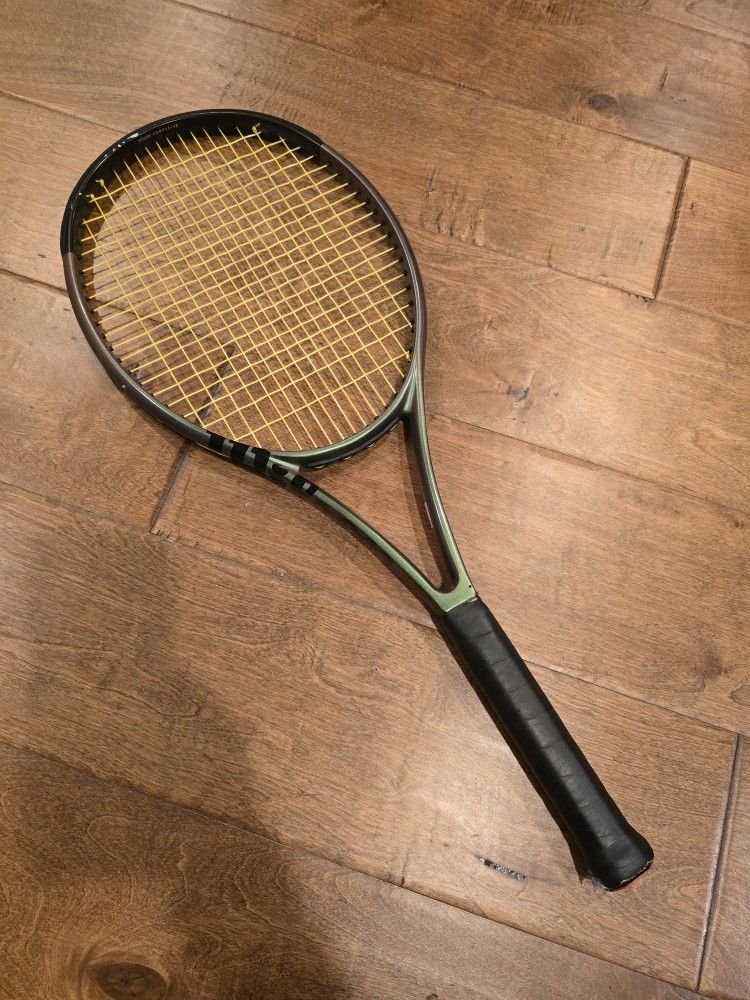 Tennis Racket - Wilson Blade V8 100L