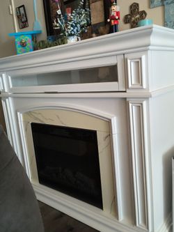 Big fireplace works good and heats up good ,has remote control too $275 form