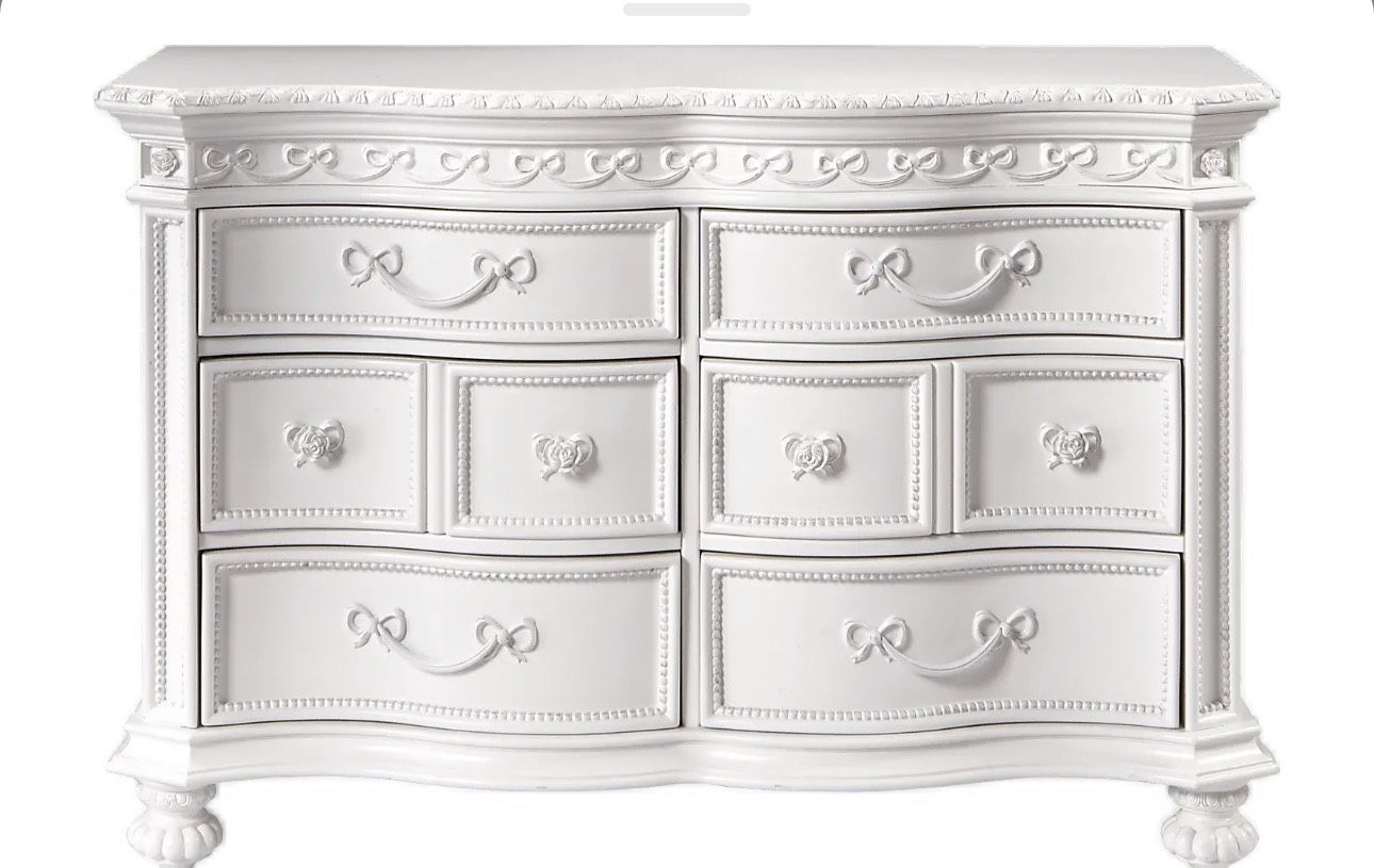 Rooms To Go Disney Princess Fairytale White 6 Drawer Dresser