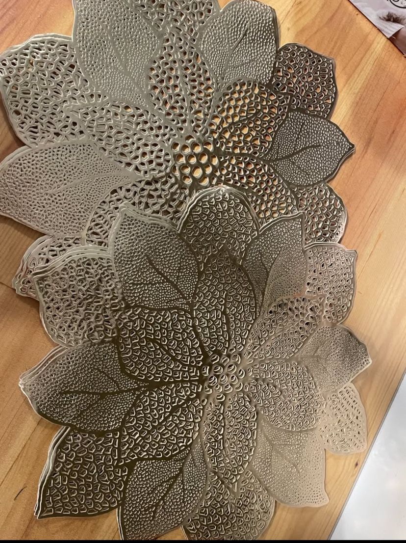 8 Poinsette Gold Placemats