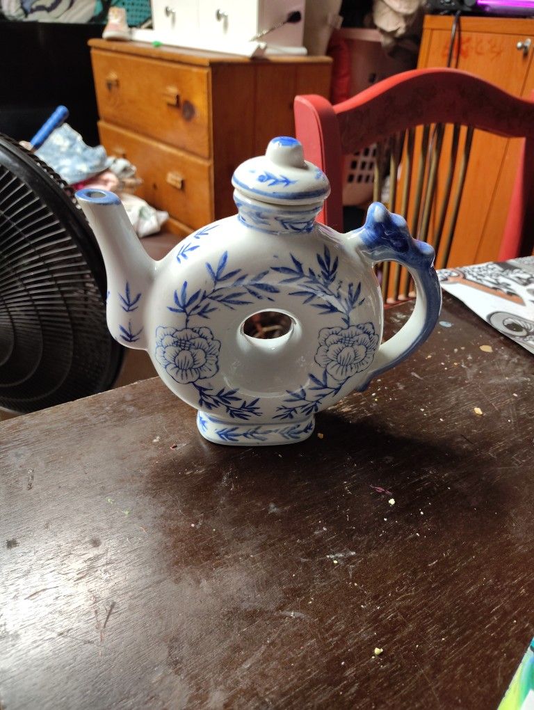 Ended
Vtg Chinoiserie Donut Teapot Blue White Porcelain China tea potVtg Chinoiserie Donut Teapot Blue White Porcelain China tea pot