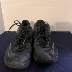 Nike air versatile basketball shoes black size 7.1/2