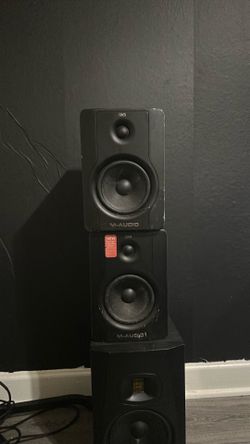 Bx5 m audio speakers both works just need be wiped down