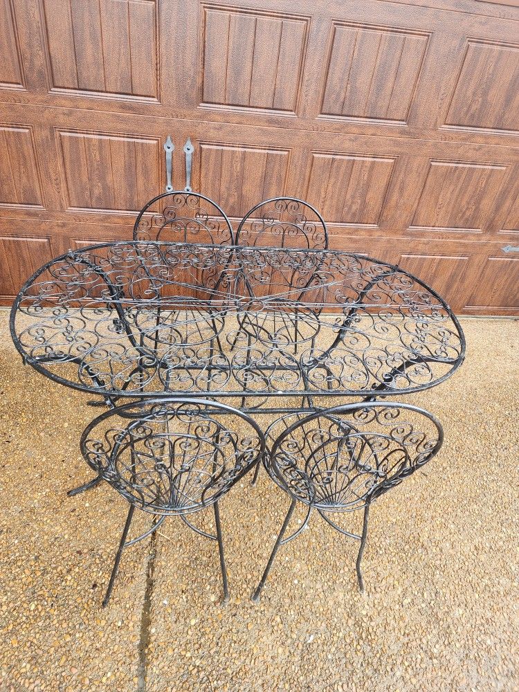 6 PIECE WROUGHT IRON PATIO SET ***