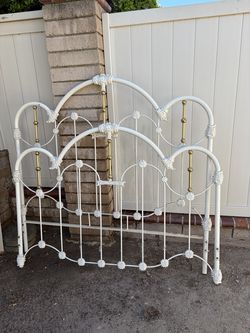 Queen size foot and headboard white metal and gold